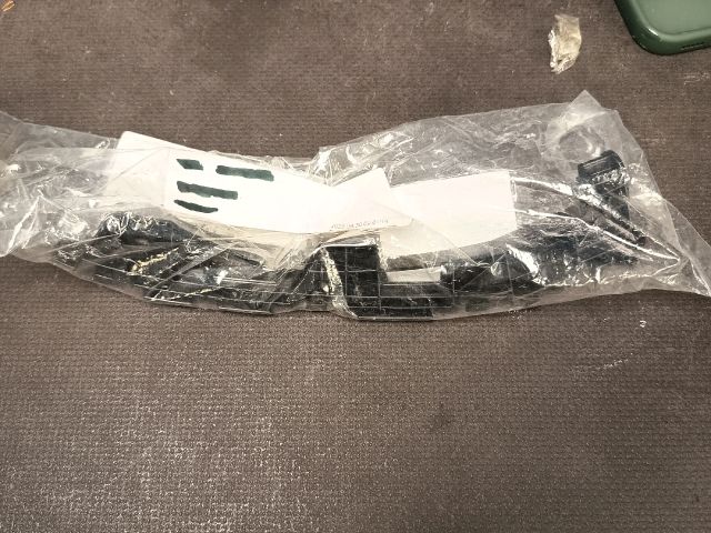 bontott SUZUKI SWIFT V Bal hátsó Lökhárító Tartó (Műanyag)