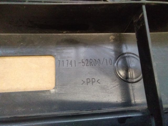 bontott SUZUKI SWIFT V Hűtőrács