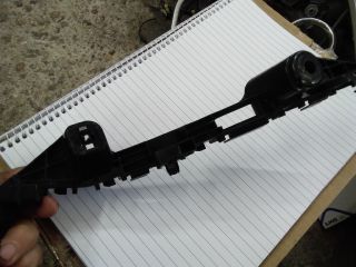 bontott SUZUKI SWIFT V Jobb első Oldal Lökhárító Tartó (Műanyag)