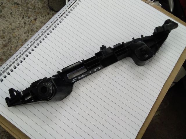 bontott SUZUKI SWIFT V Jobb első Oldal Lökhárító Tartó (Műanyag)