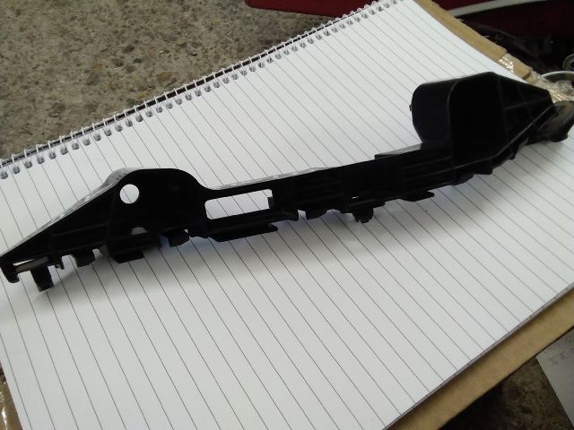 bontott SUZUKI SWIFT V Jobb első Oldal Lökhárító Tartó (Műanyag)