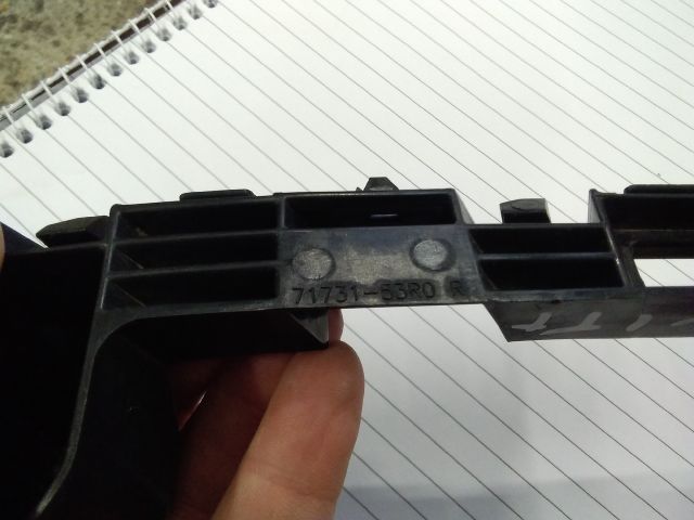 bontott SUZUKI SWIFT V Jobb első Oldal Lökhárító Tartó (Műanyag)