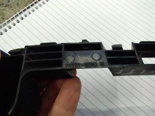 bontott SUZUKI SWIFT V Jobb első Oldal Lökhárító Tartó (Műanyag)