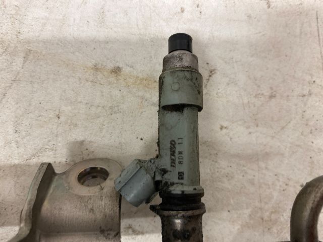 bontott SUZUKI SX4 Porlasztó Sor / Híd