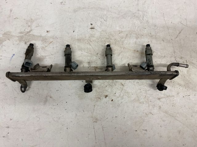 bontott SUZUKI SX4 Porlasztó Sor / Híd