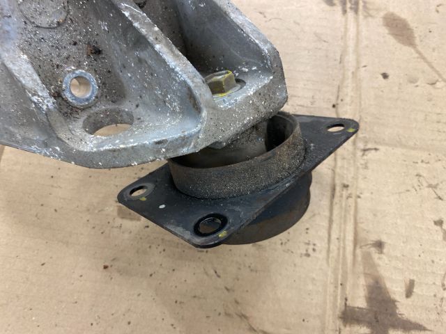 bontott SUZUKI SX4 Motor Tartó Bak Jobb