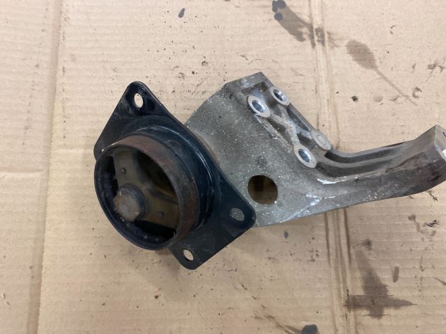 bontott SUZUKI SX4 Motor Tartó Bak Jobb