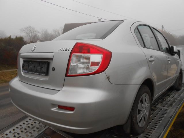 bontott SUZUKI SX4 Felső Motorburkolat