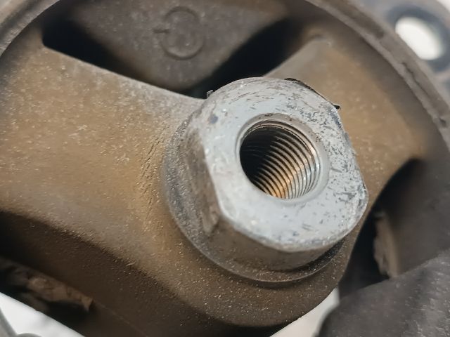 bontott SUZUKI SX4 Motor Tartó Bak Bal