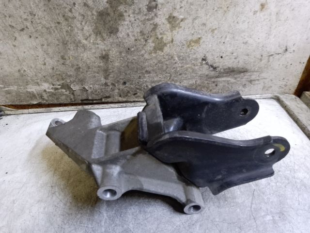 bontott SUZUKI SX4 Motor Tartó Bak (Fém)