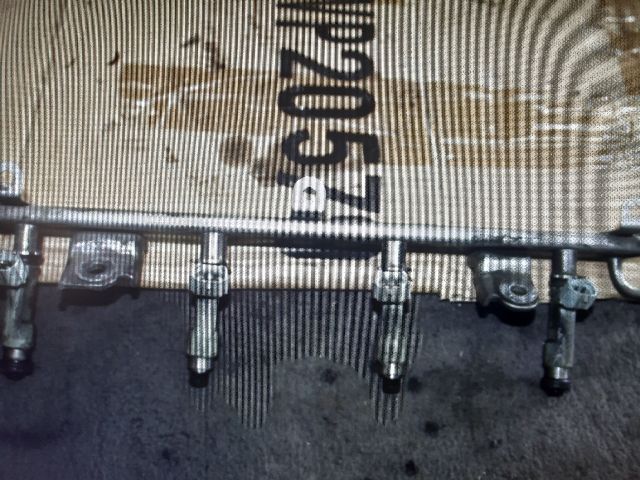 bontott SUZUKI SX4 Porlasztó Sor / Híd