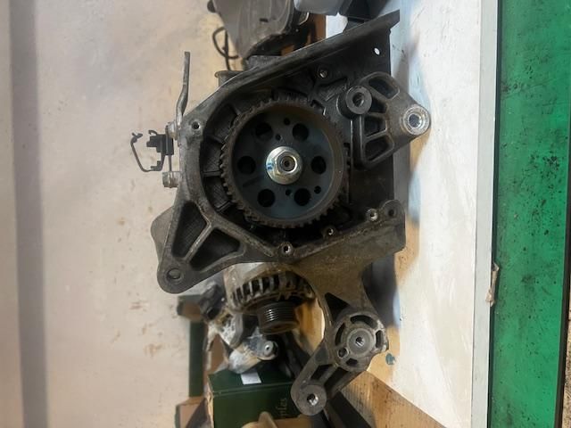 bontott SUZUKI SX4 Generátor Tartó Bak