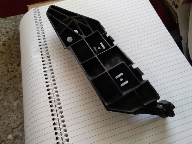 bontott SUZUKI SX4 Bal első Lökhárító Tartó (Műanyag)