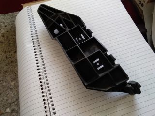 bontott SUZUKI SX4 Bal első Lökhárító Tartó (Műanyag)