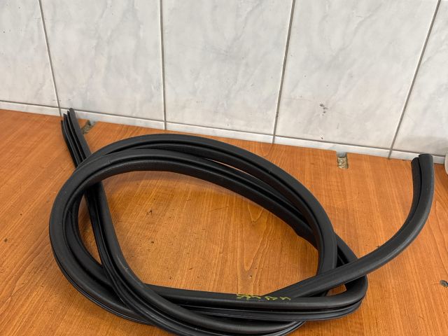 bontott SUZUKI SX4 Bal hátsó Gumikéder