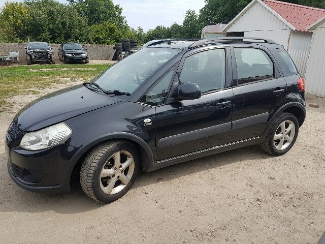 bontott SUZUKI SX4 Bal hátsó Gumikéder