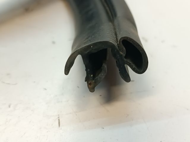 bontott SUZUKI SX4 Bal hátsó Gumikéder