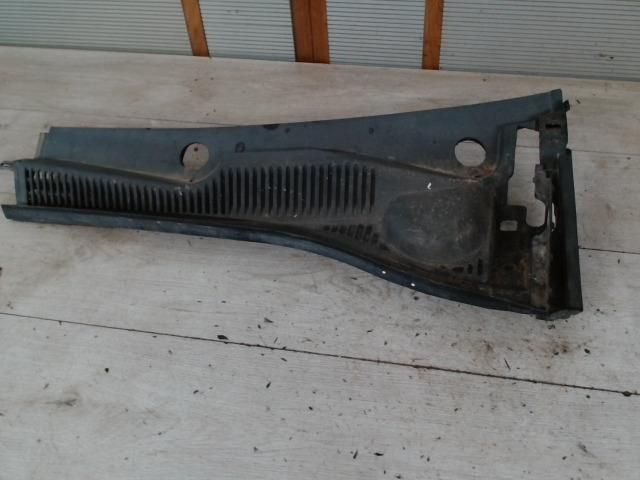 bontott SUZUKI SX4 Bal Levélrács Záróvég