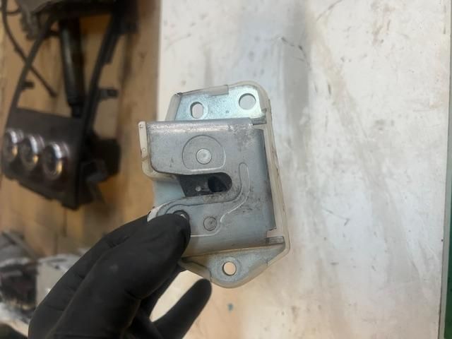 bontott SUZUKI SX4 Csomagtérajtó Zárszerkezet