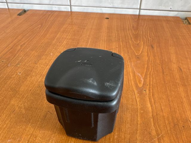 bontott SUZUKI SX4 Első Hamutartó