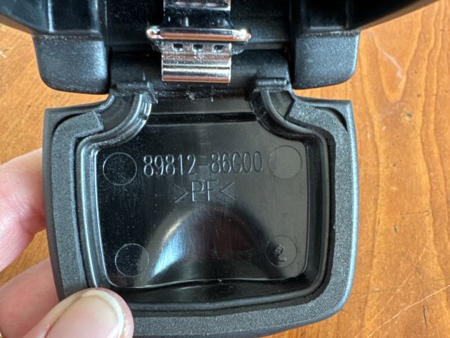 bontott SUZUKI SX4 Első Hamutartó