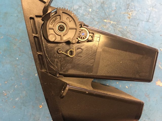 bontott SUZUKI SX4 Első Hamutartó