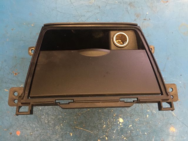 bontott SUZUKI SX4 Első Hamutartó