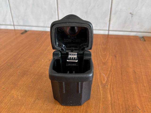 bontott SUZUKI SX4 Első Hamutartó