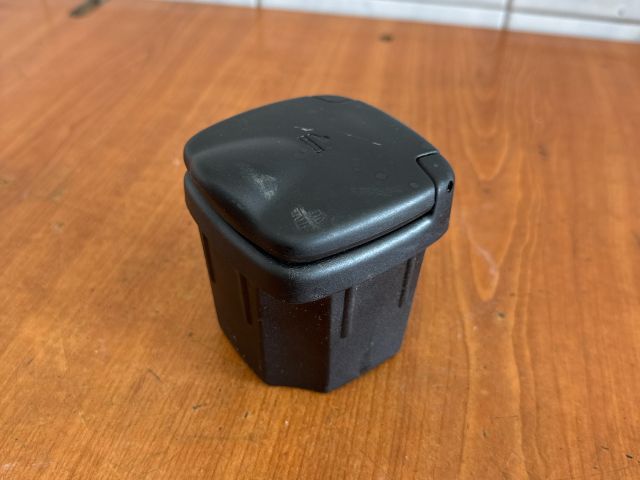 bontott SUZUKI SX4 Első Hamutartó