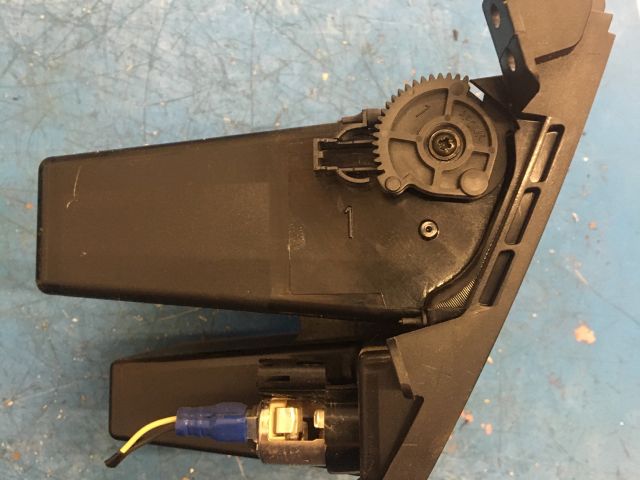 bontott SUZUKI SX4 Első Hamutartó