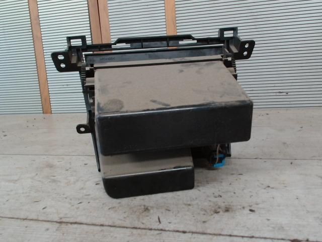 bontott SUZUKI SX4 Első Tároló Rekesz