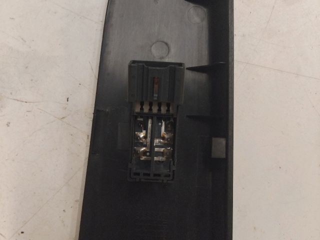 bontott SUZUKI SX4 Jobb első Ablakemelő Kapcsoló