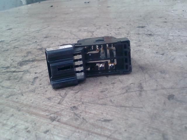 bontott SUZUKI SX4 Jobb első Ablakemelő Kapcsoló