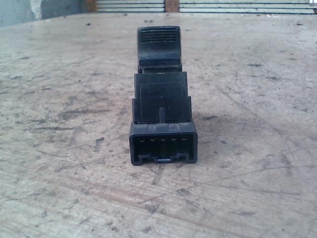 bontott SUZUKI SX4 Jobb első Ablakemelő Kapcsoló