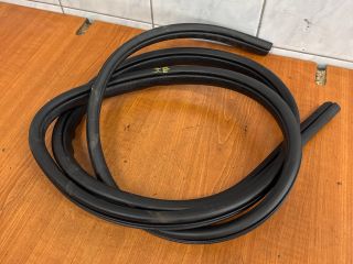 bontott SUZUKI SX4 Jobb első Gumikéder