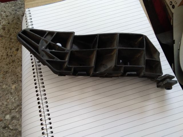 bontott SUZUKI SX4 Jobb első Lökhárító Tartó (Műanyag)