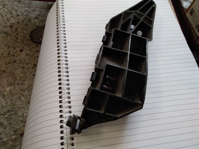 bontott SUZUKI SX4 Jobb első Lökhárító Tartó (Műanyag)