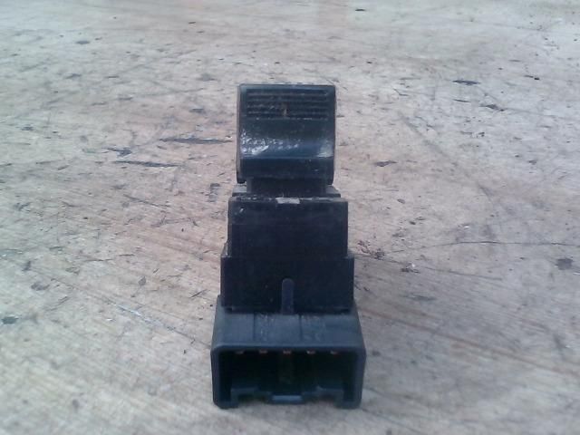 bontott SUZUKI SX4 Jobb hátsó Ablakemelő Kapcsoló