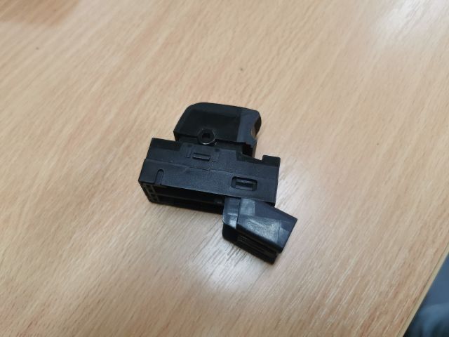 bontott SUZUKI SX4 Jobb hátsó Ablakemelő Kapcsoló