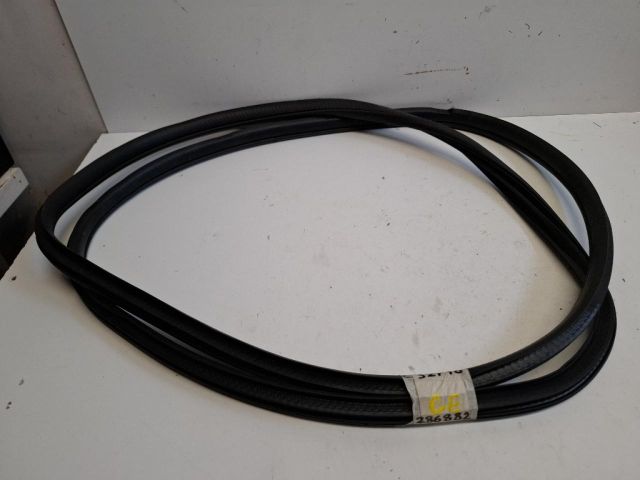 bontott SUZUKI SX4 S-Cross Bal első Gumikéder