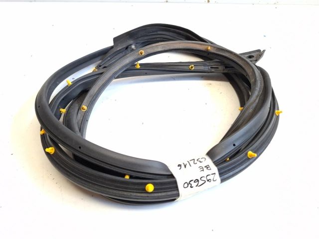 bontott SUZUKI SX4 S-Cross Bal első Gumikéder