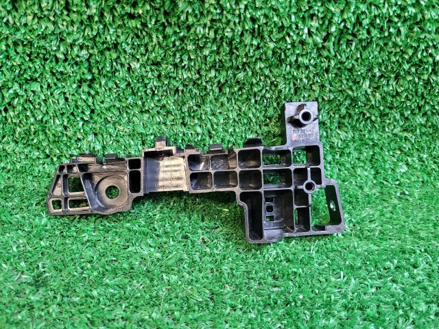 bontott SUZUKI SX4 S-Cross II Bal első Oldal Lökhárító Tartó (Műanyag)