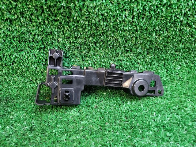 bontott SUZUKI SX4 S-Cross II Bal első Oldal Lökhárító Tartó (Műanyag)