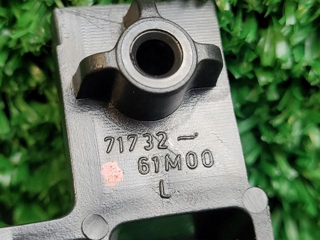 bontott SUZUKI SX4 S-Cross II Bal első Oldal Lökhárító Tartó (Műanyag)