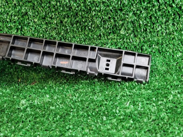 bontott SUZUKI SX4 S-Cross II Bal hátsó Oldal Lökhárító Tartó (Műanyag)