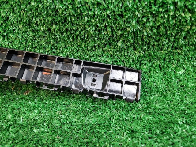 bontott SUZUKI SX4 S-Cross II Bal hátsó Oldal Lökhárító Tartó (Műanyag)