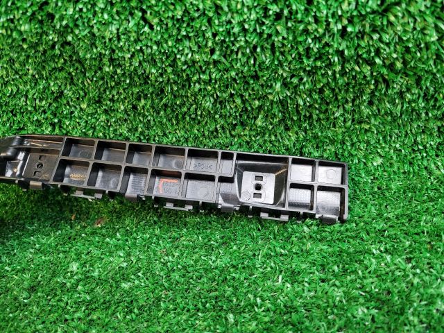 bontott SUZUKI SX4 S-Cross II Bal hátsó Oldal Lökhárító Tartó (Műanyag)