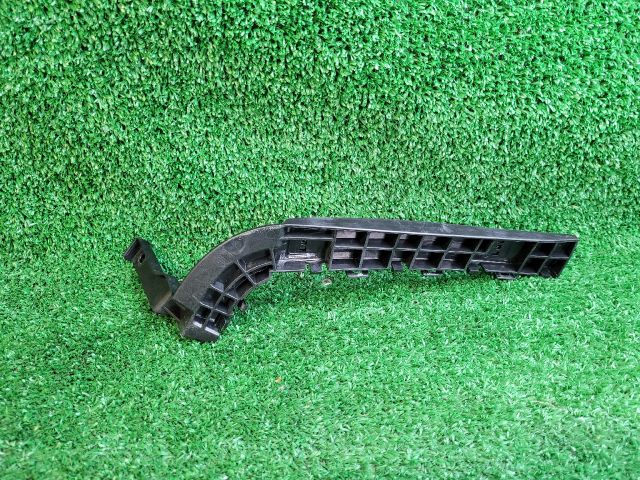 bontott SUZUKI SX4 S-Cross II Bal hátsó Oldal Lökhárító Tartó (Műanyag)