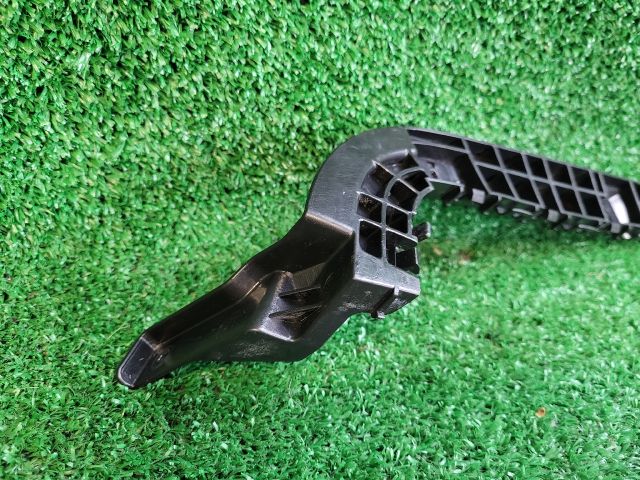 bontott SUZUKI SX4 S-Cross II Bal hátsó Oldal Lökhárító Tartó (Műanyag)