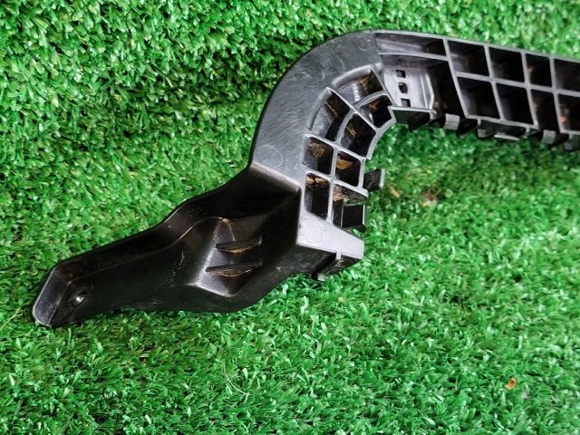 bontott SUZUKI SX4 S-Cross II Bal hátsó Oldal Lökhárító Tartó (Műanyag)